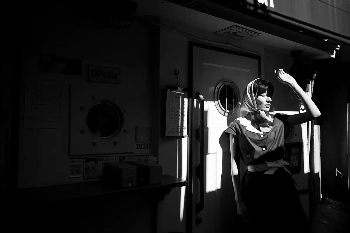 Retrato enmarcado por sombras marcadas y una luz direccional intensa.