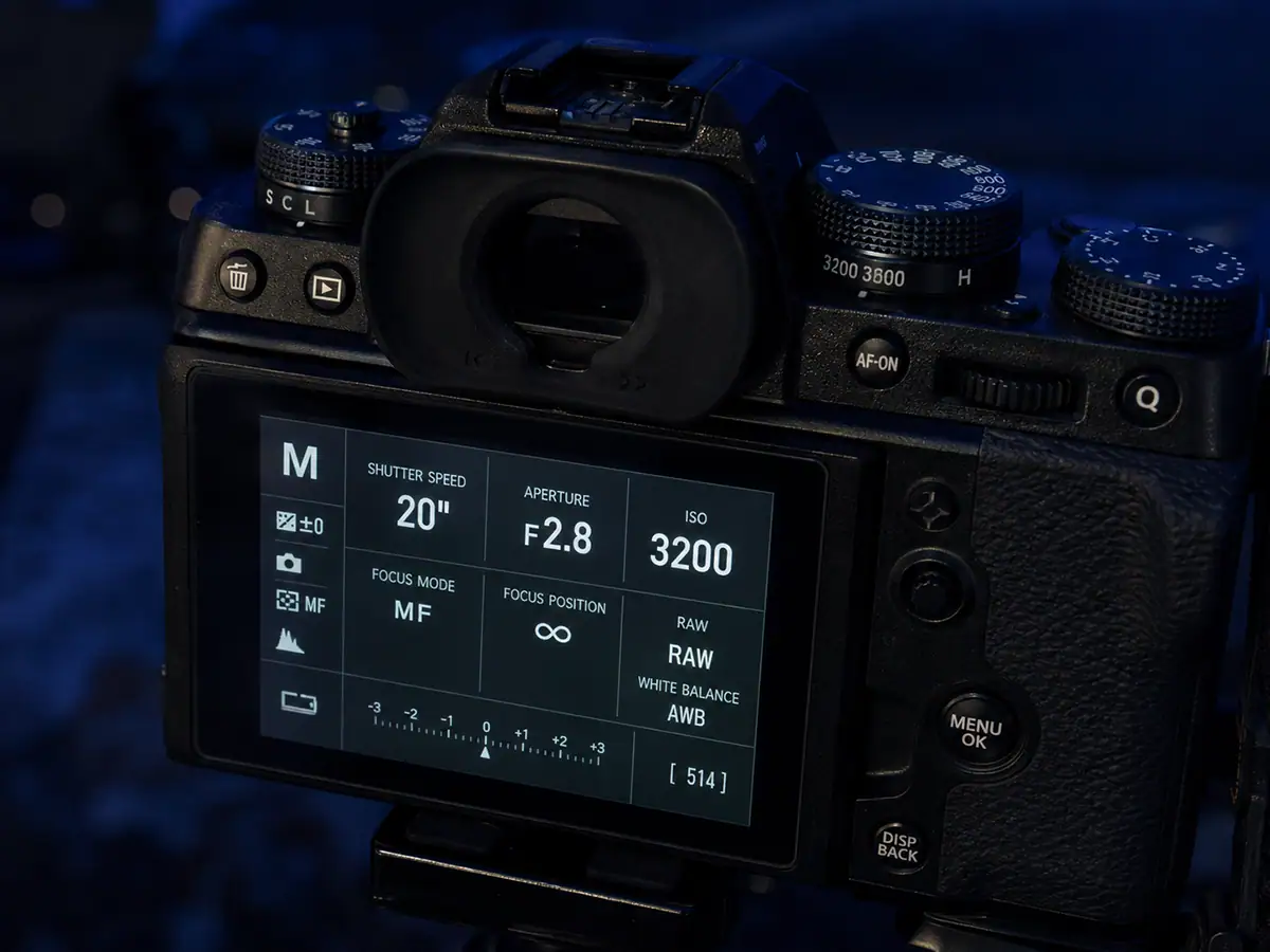 Camera screen showing manual astrophotography exposure settings.