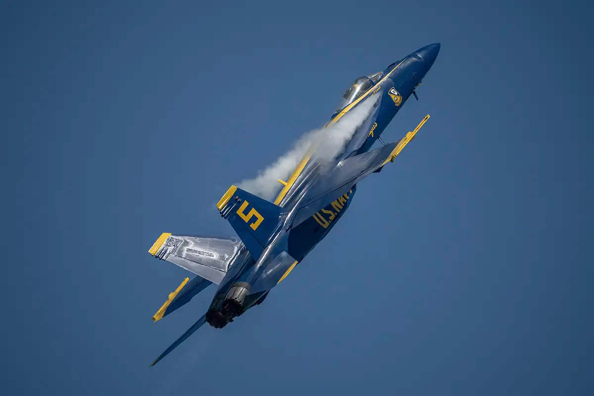 Gros plan sur un avion des « Blue Angels ».