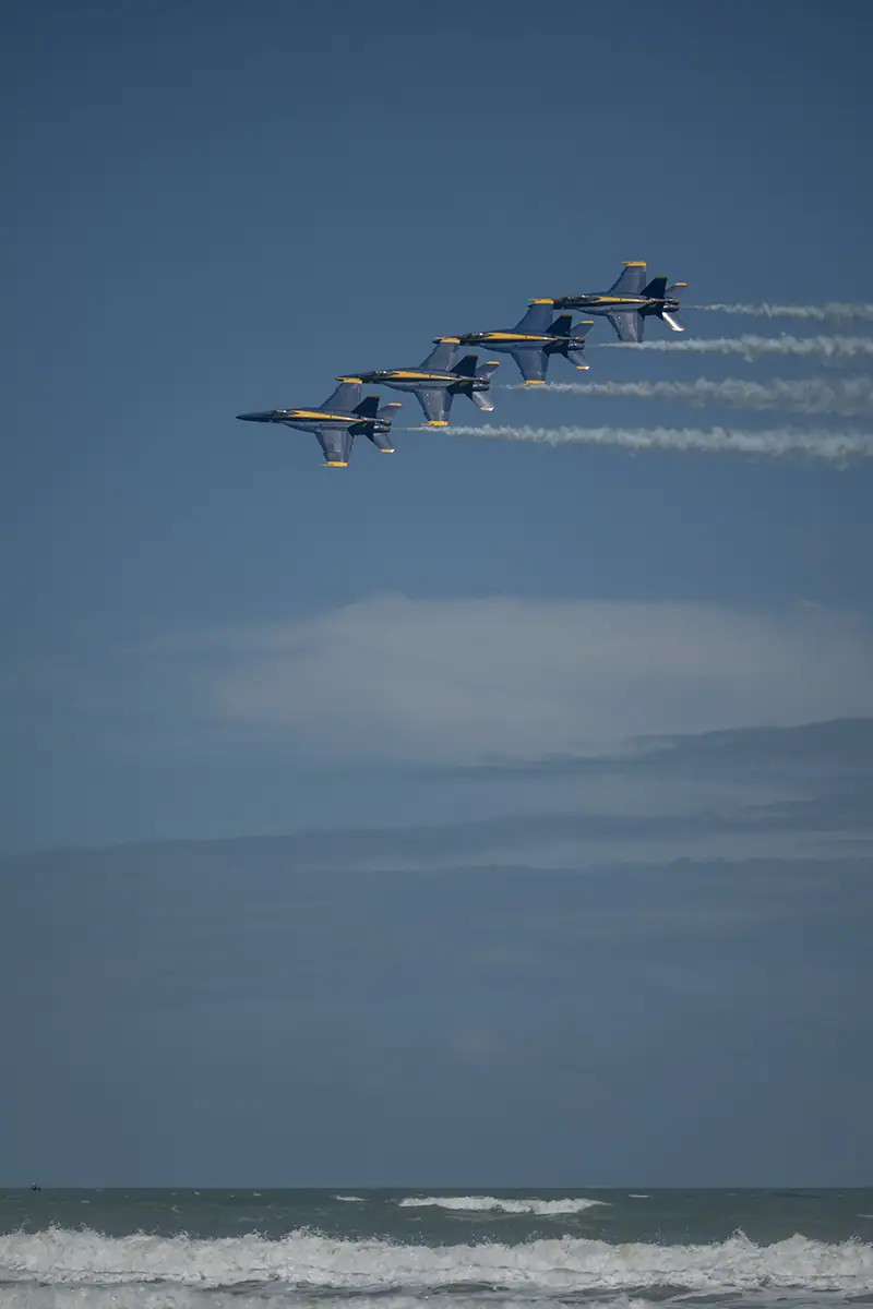 Des avions des Blue Angels volant en formation de quatre