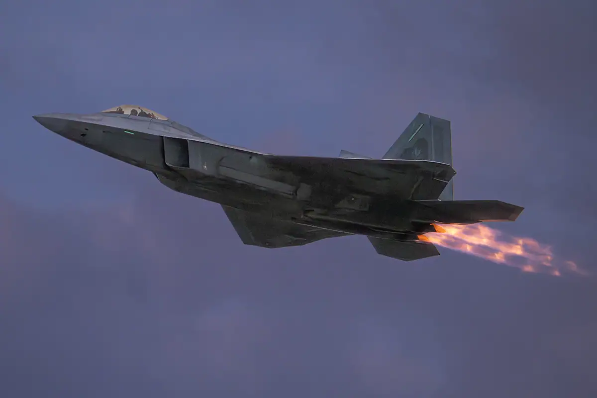 Un avion dont la queue est en feu