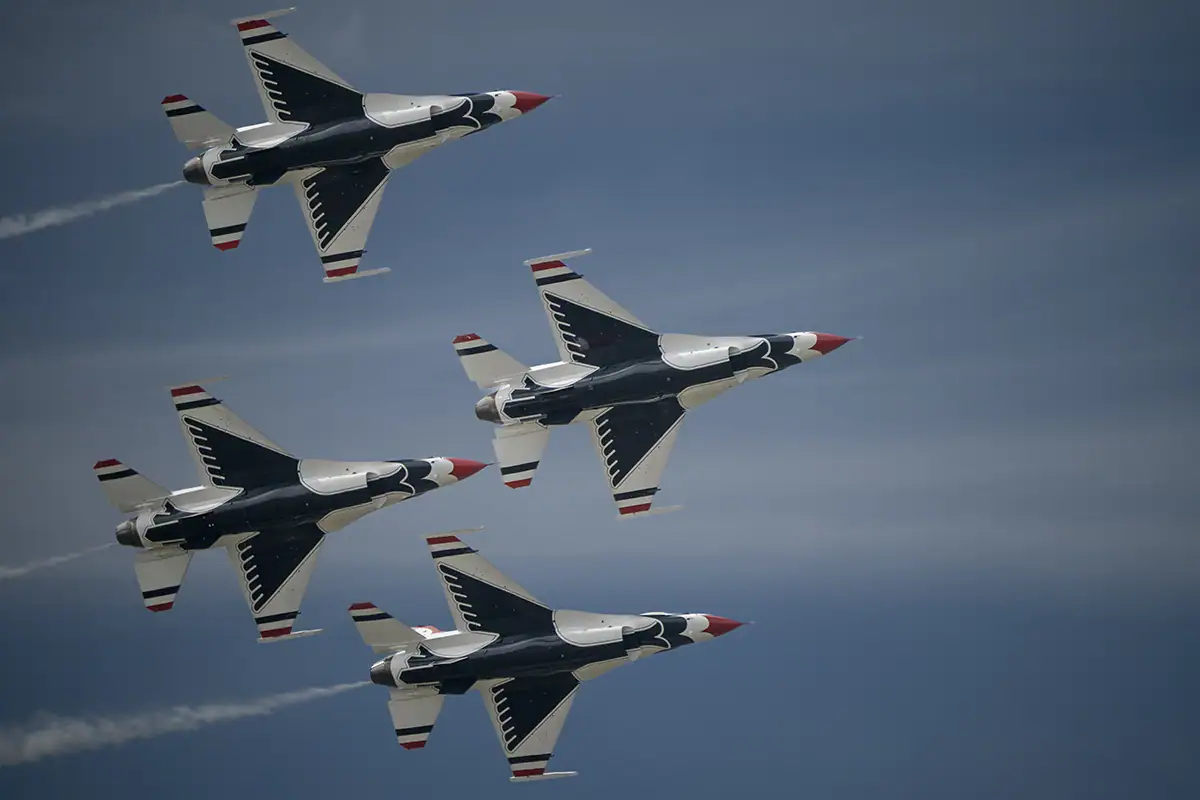 Quatre avions Thunderbird en formation