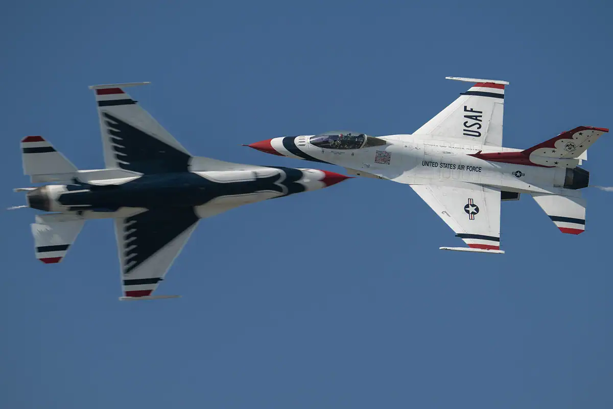 Un avion des Thunderbirds effectuant une manœuvre en croisement