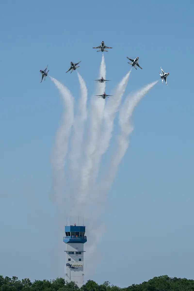 Sept avions sortant de derrière la tour de contrôle
