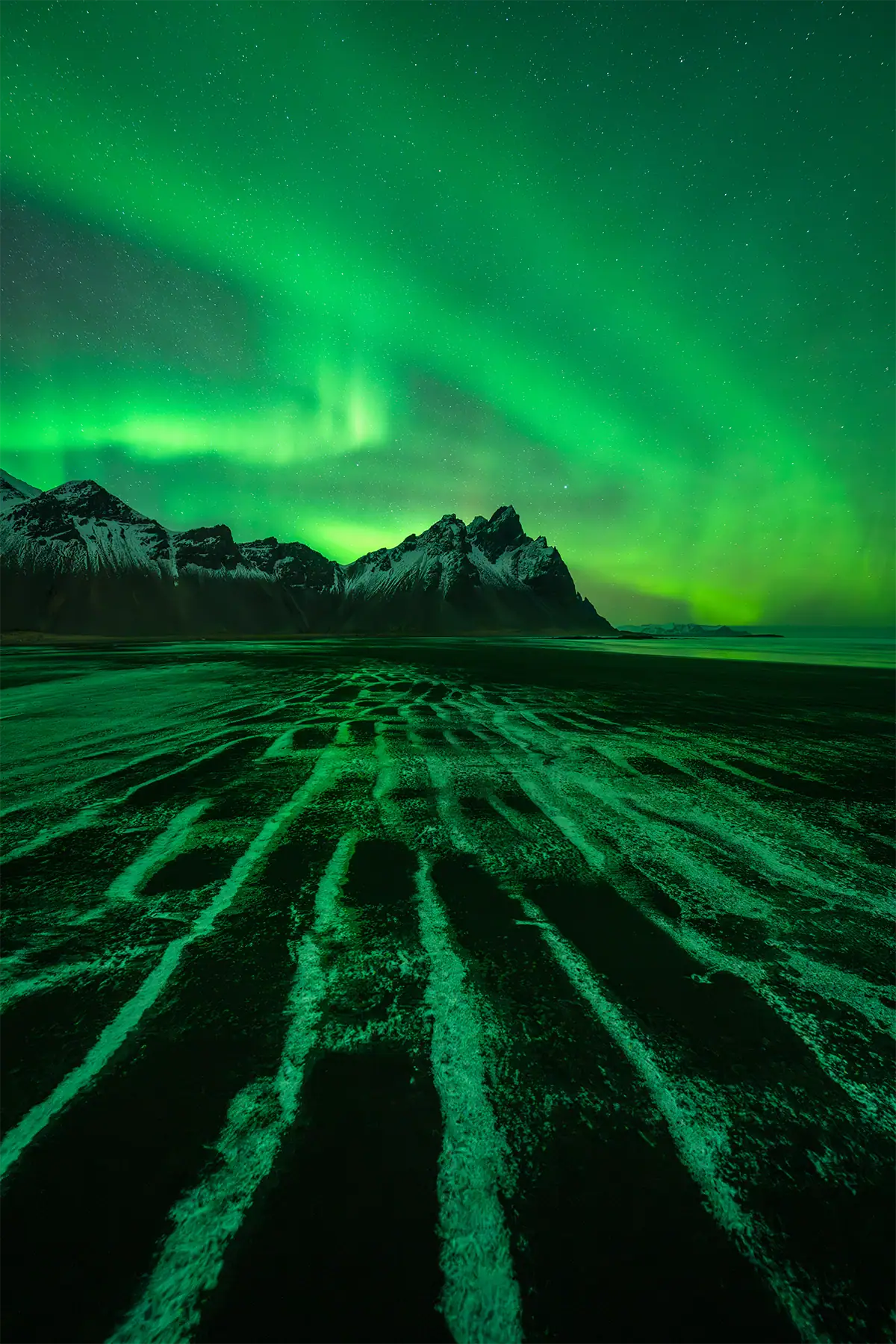 tamron-12-20mm-f2-8-northern-lights-mountains-black-sand-beach