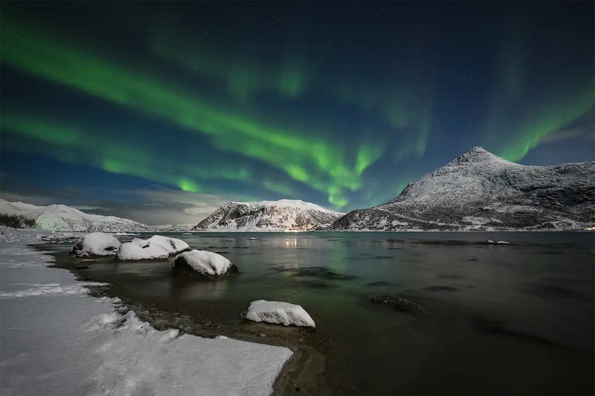 tamron-12-20mm-northern-lights-snowy-mountain-lake
