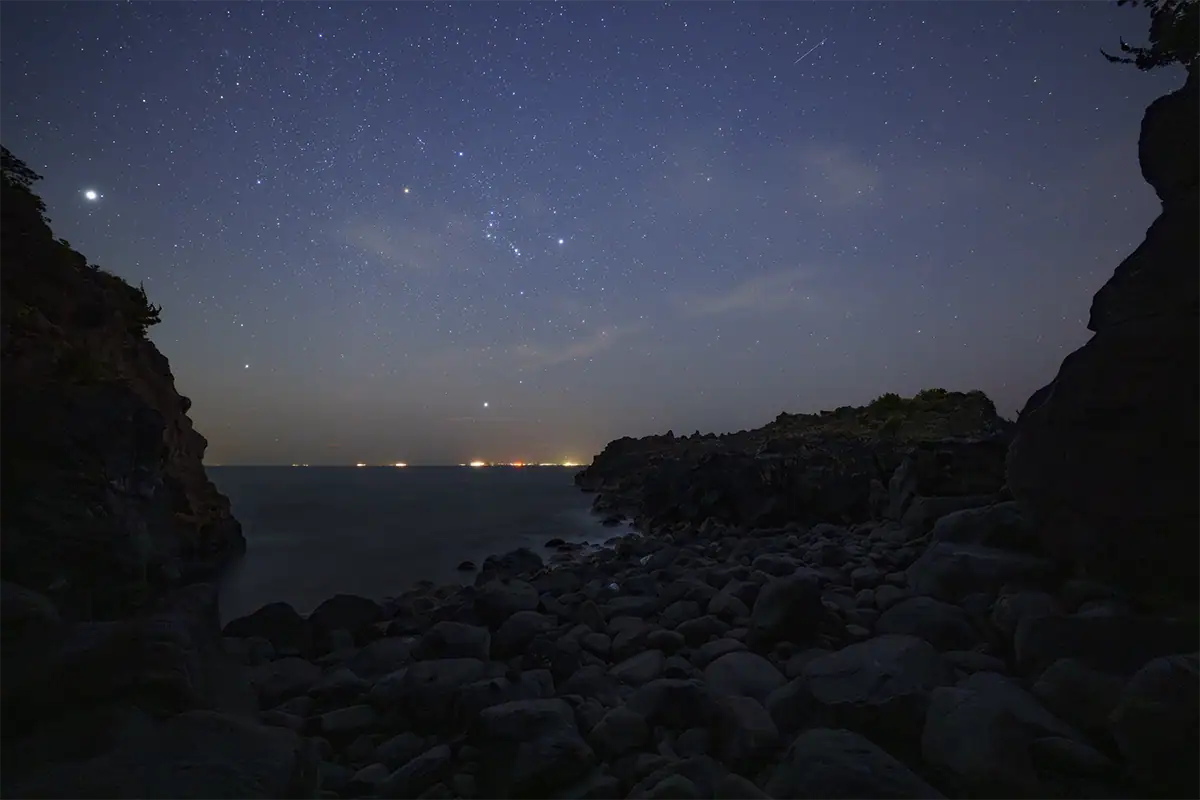 Ciel nocturne étoilé au-dessus de la côte rocheuse de Jogasaki, au Japon, photographié avec le Tamron 12-20 mm F2,8.