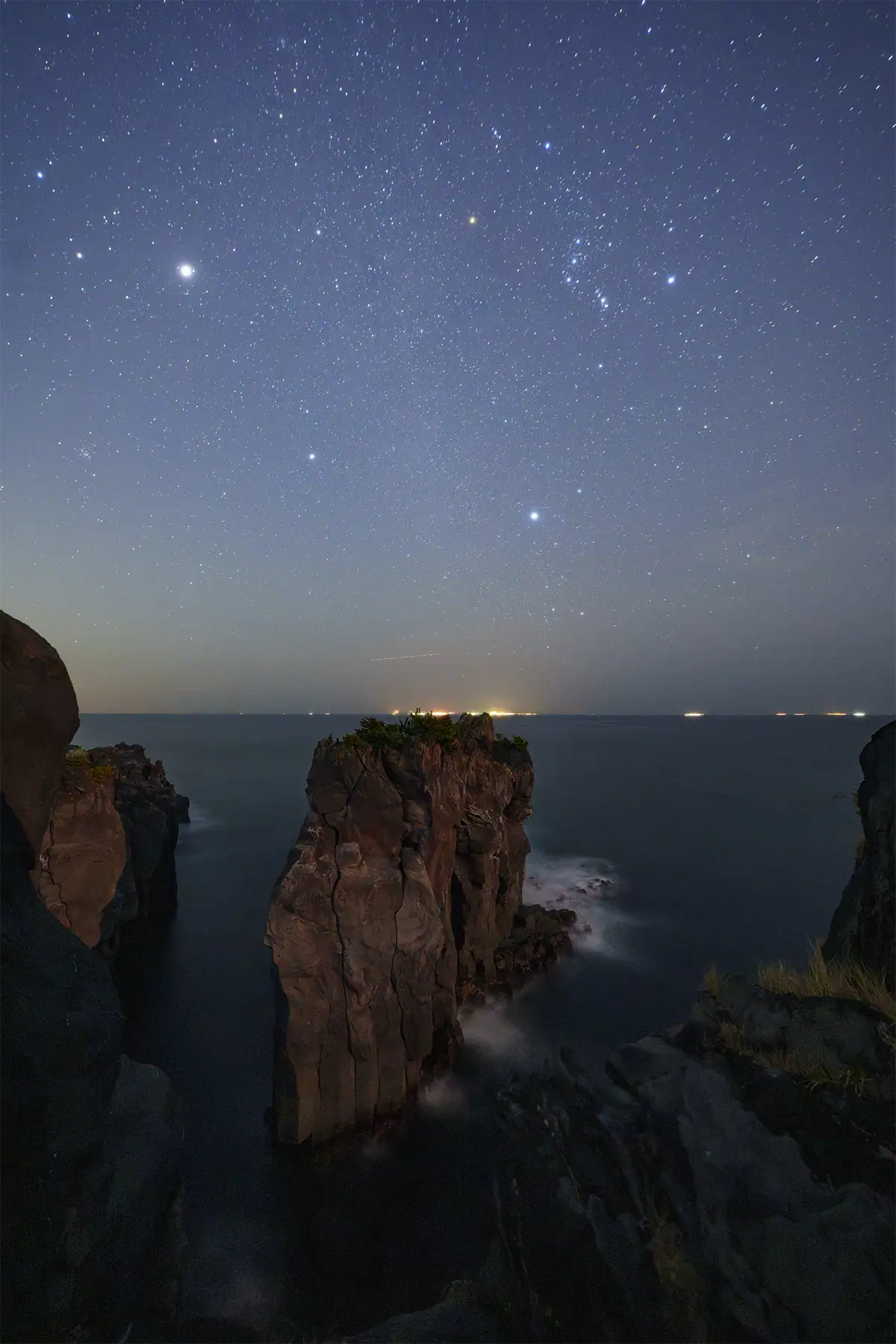 Formation rocheuse en forme de piliers située au pied du « Triangle d'hiver », sur la côte de Jogasaki, photographiée à 12 mm avec le Tamron 12-20 mm F2,8.