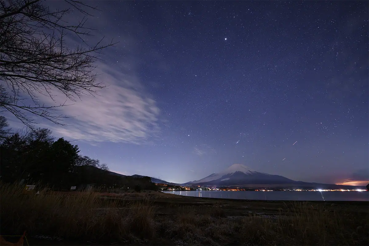 Le mont Fuji sous un ciel d'hiver étoilé, au bord du lac Yamanaka, photographié à 12 mm avec le Tamron 12-20 mm F2,8.