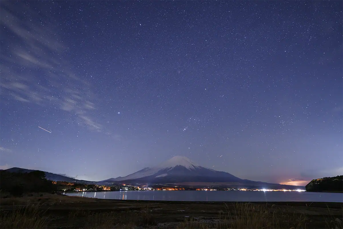 Le mont Fuji et les constellations hivernales au-dessus du lac Yamanaka, photographiés à 20 mm avec le Tamron 12-20 mm F2,8.