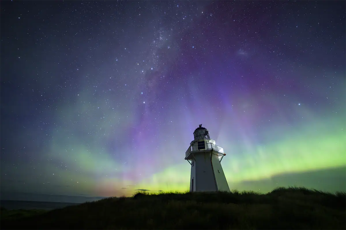 L'aurore boréale et la Voie lactée au-dessus du phare de Waipapa Point, en Nouvelle-Zélande, photographiées avec le Tamron 12-20 mm F2,8.