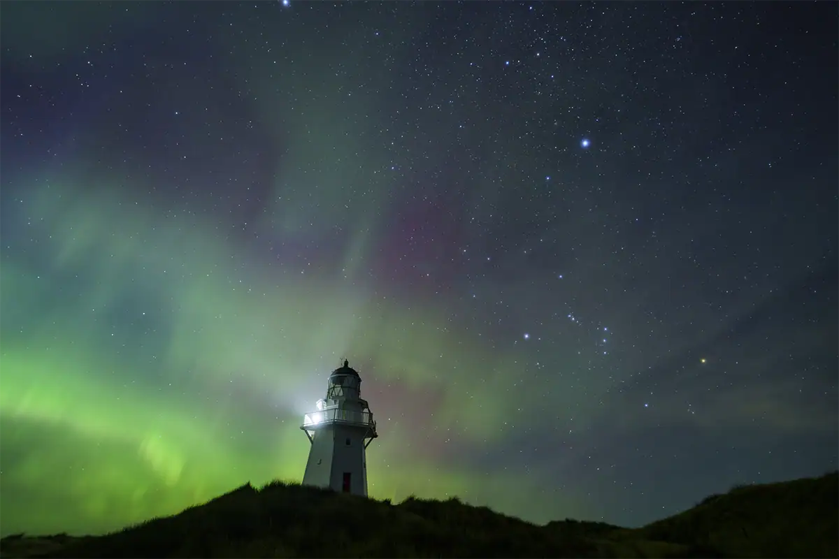 Aurora et Orion au-dessus du phare de Waipapa Point, en Nouvelle-Zélande, photographiés à 20 mm avec le Tamron 12-20 mm F2,8.