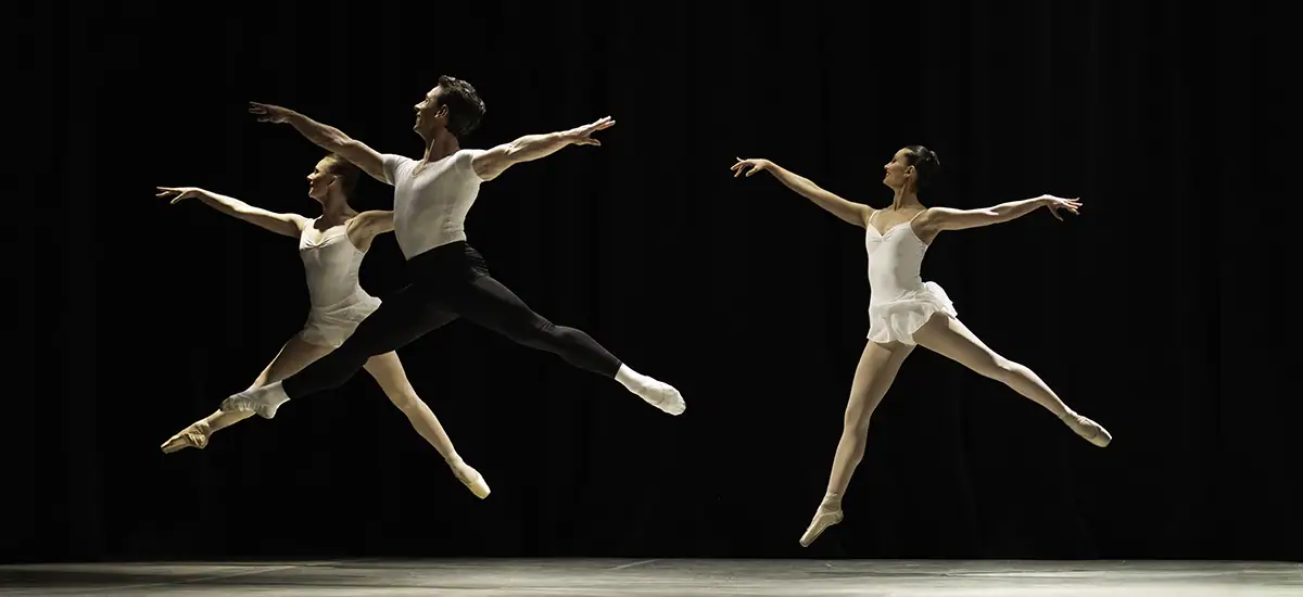 Trois danseurs de ballet sur scène