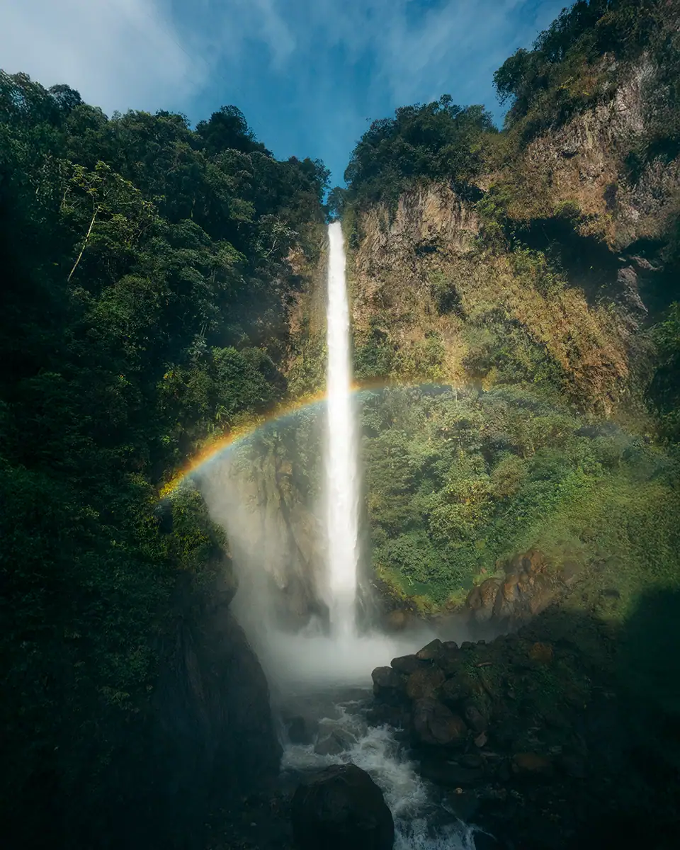 Uma cachoeira no Equador onde se forma um arco-íris