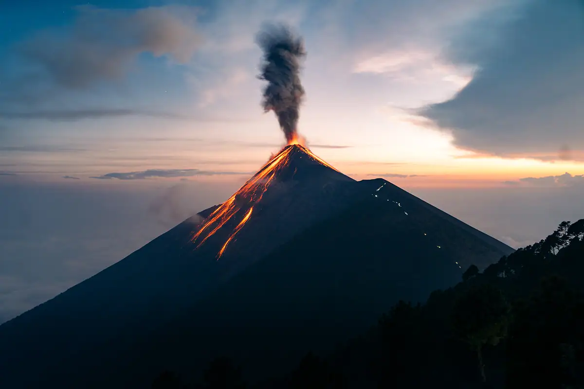 O vulcão Volcán de Fuego em erupção