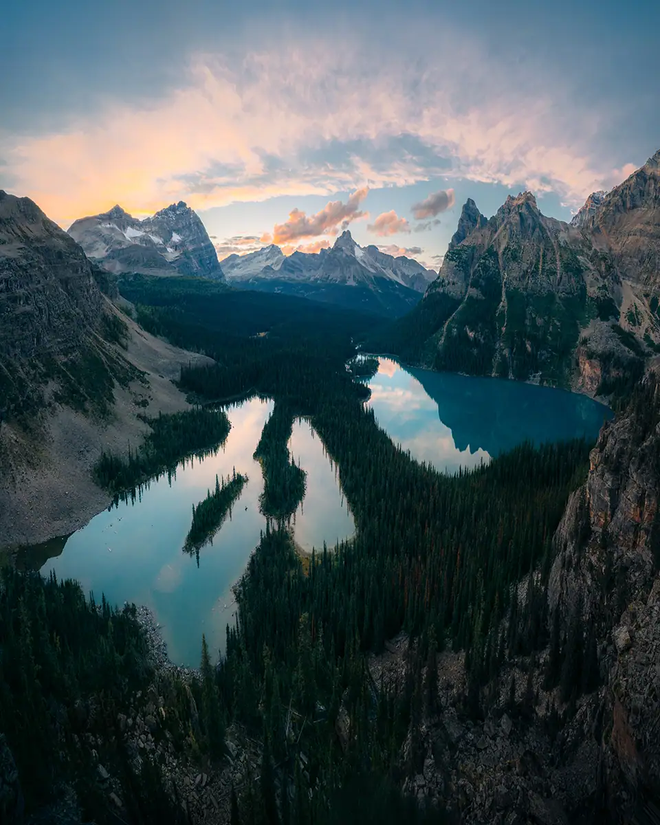 O Lago O’Hara, cercado por montanhas e refletindo o pôr do sol
