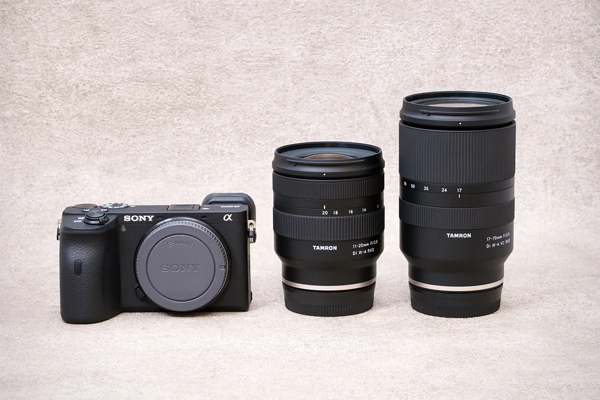 Appareil photo hybride Sony au format APS-C, accompagné d'un objectif ultra-grand-angle Tamron 11-20 mm F2,8 et d'un zoom standard Tamron 17-70 mm F2,8 VC, destinés à la photographie au format APS-C.