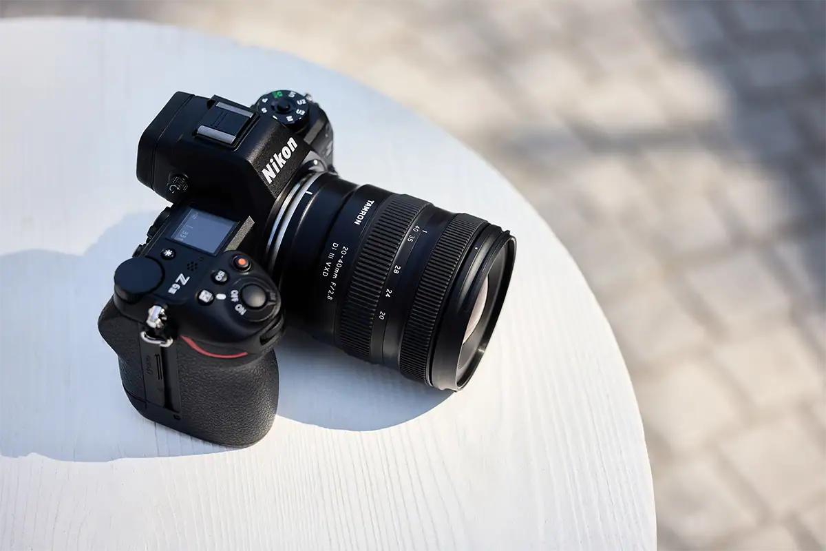 Lente zoom Tamron 20-40 mm F2.8 Di III VXD montada em uma câmera sem espelho Nikon Z, destacando seu design compacto, ideal para viagens, fotografia do dia a dia e gravação de vídeo.